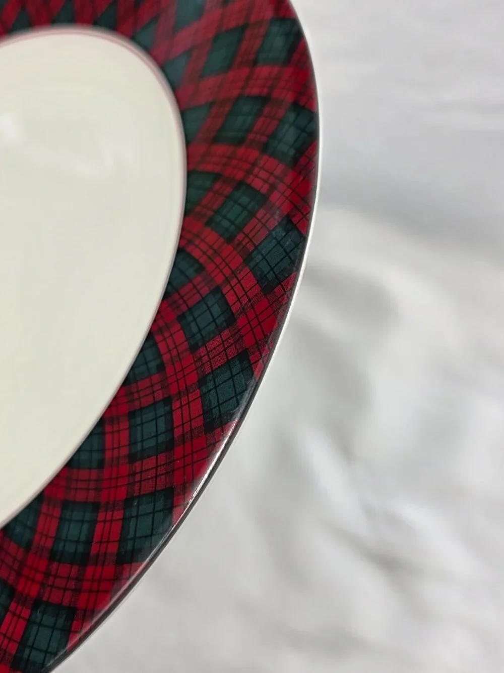 ONE (1) Sasaki Tartan Plaid Dinner Plate White with Red & Green Plaid Border